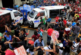 Philippines anti-US protesters rammed by police van